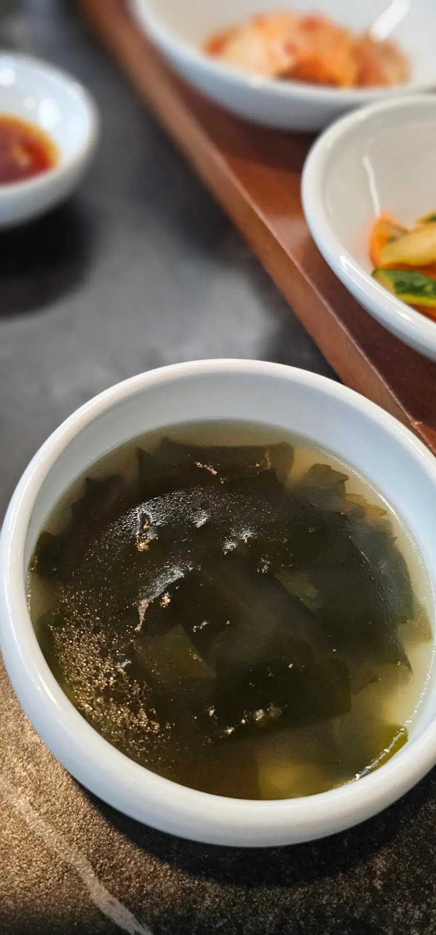 밑반찬과 함께 차려진 정식 밥상