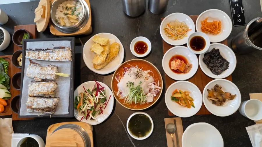 식사를 마친 테이블 가로 이미지