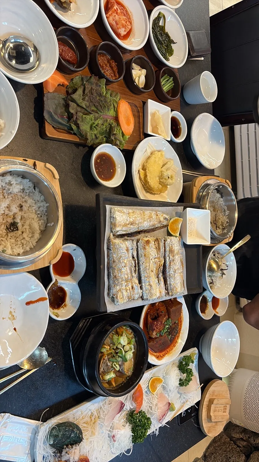 Dining room seating at Naegohyang Jeju with generous table spacing
