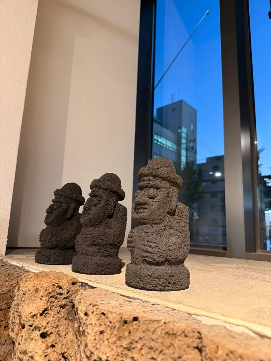 돌담과 하루방 장식이 있는 내고향 제주 입구