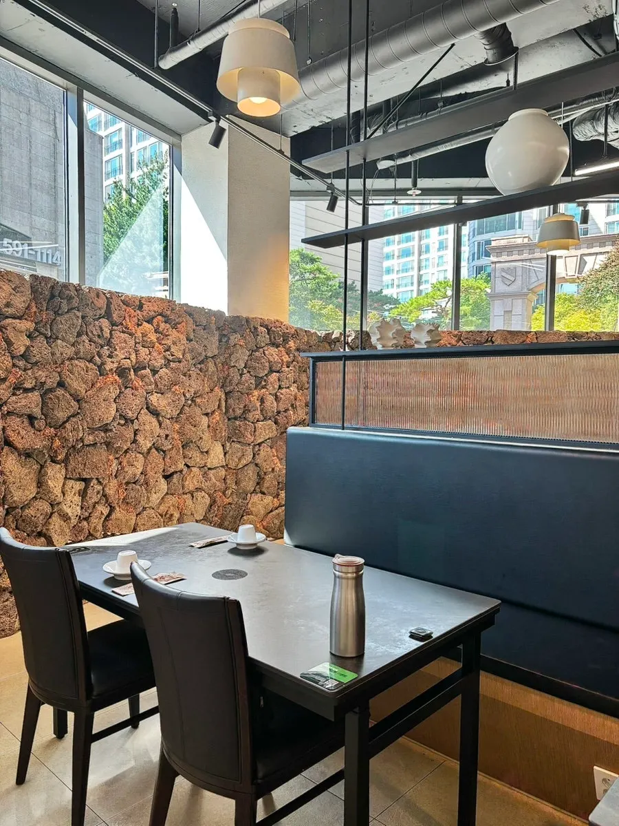 Dining space with tidy ceramic decor pieces