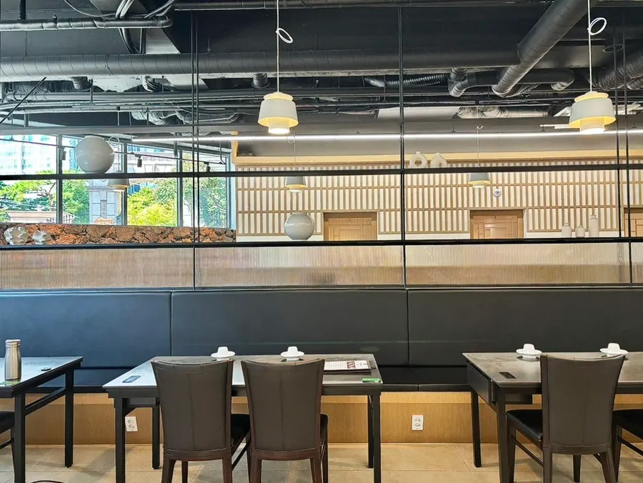 Naegohyang Jeju hall seating with generous table spacing