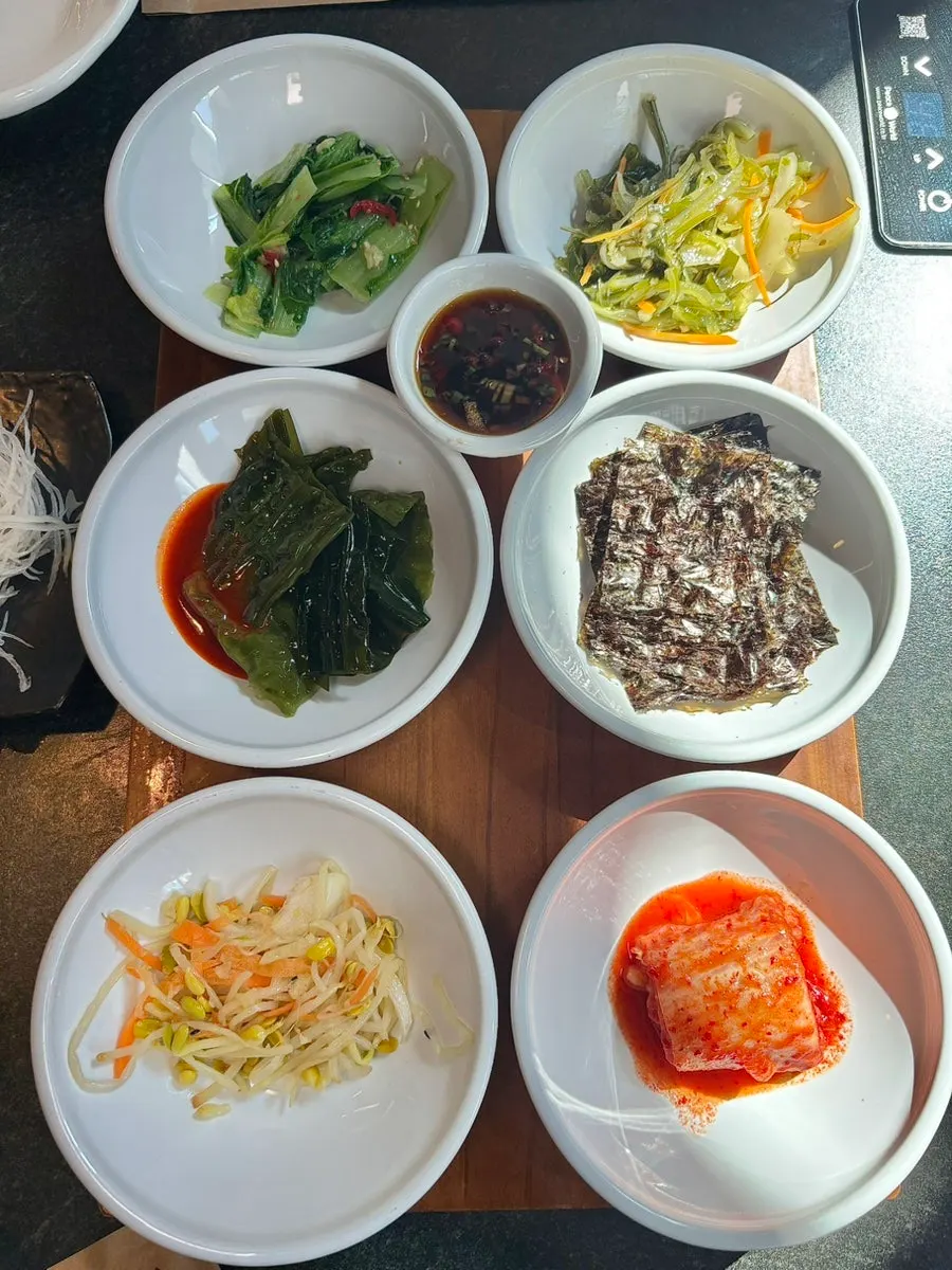 Wrapping vegetables and 6 side dishes set out