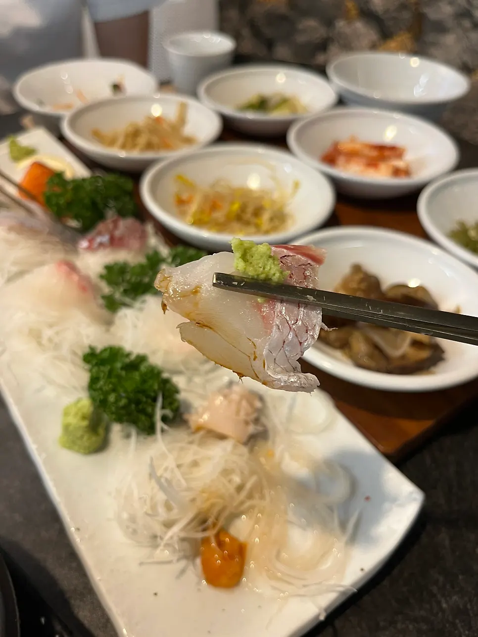 다시 세팅된 회와 반찬 한상