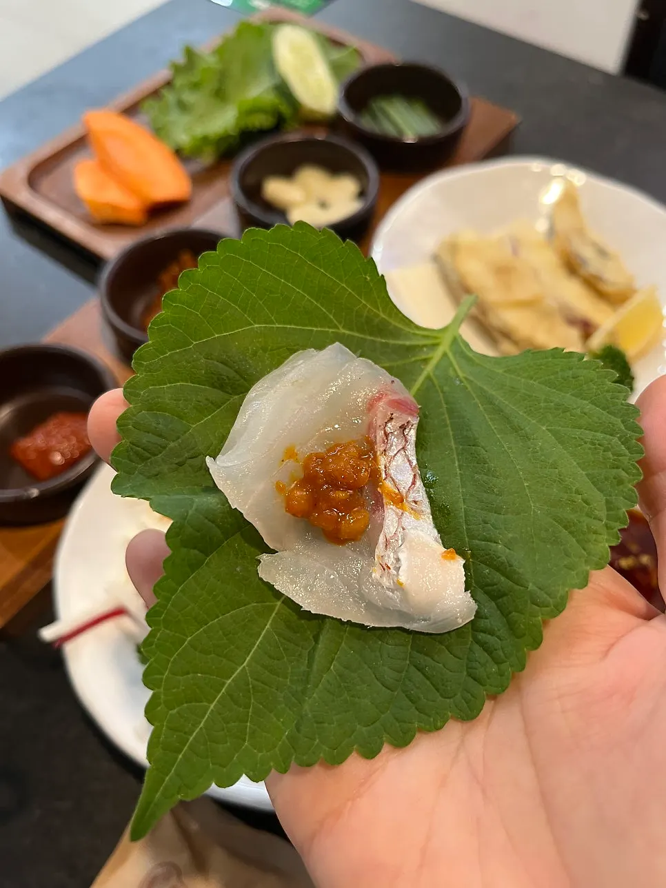 깻잎에 회를 올려 쌈 싸먹는 상차림