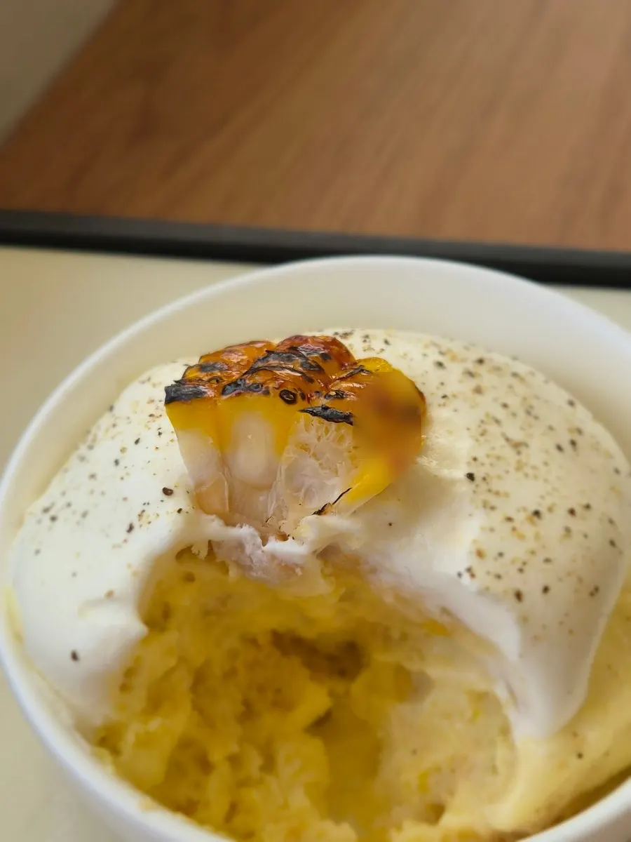 푸딩과 아메리카노를 함께 놓은 테이블