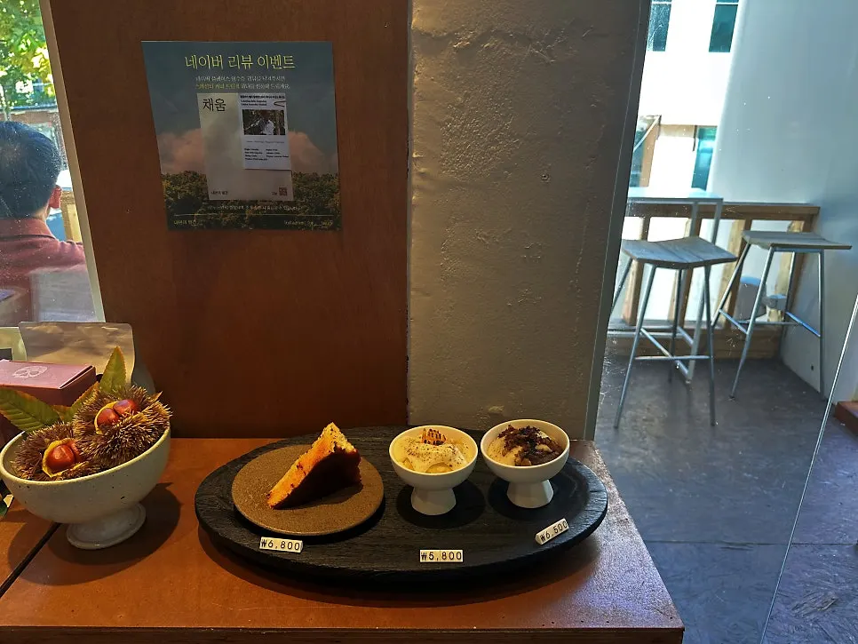 Coffee bean cards and dessert model display next to the counter