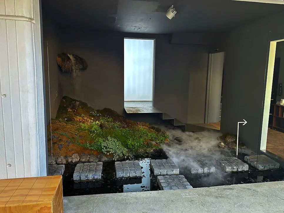 Wall with the floor guide at Naemyeonui Balgyeon