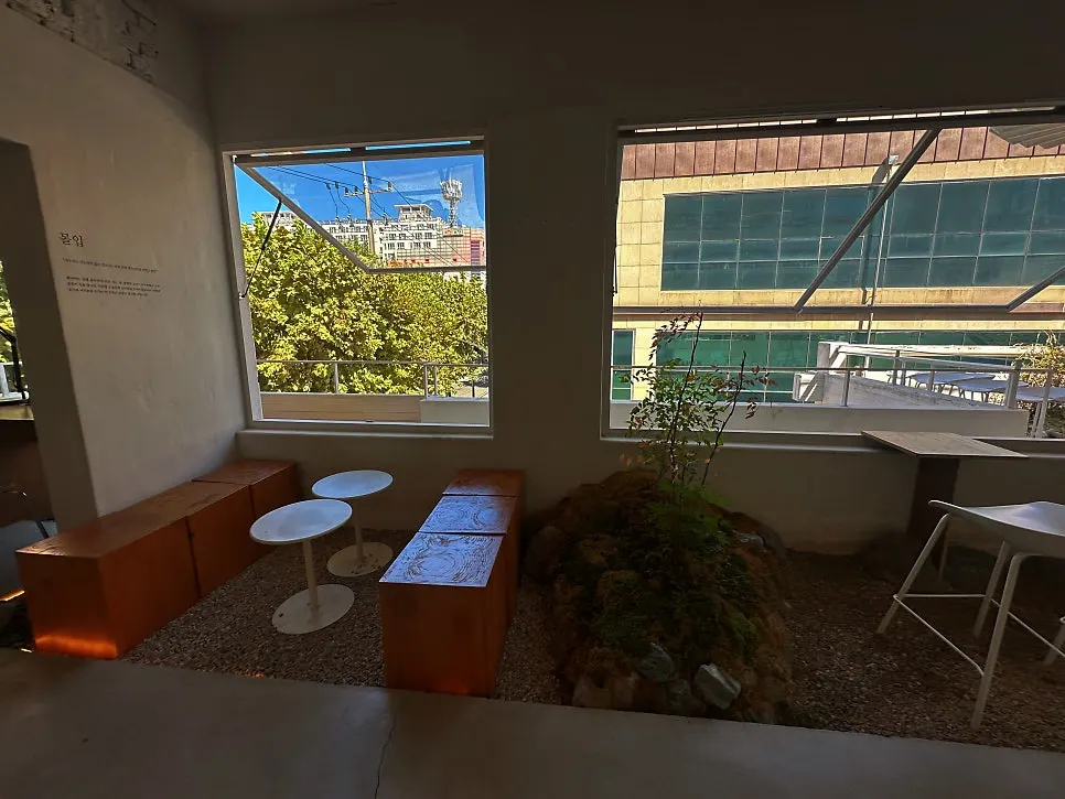 Gravel and moss hill in the second-floor Fill space