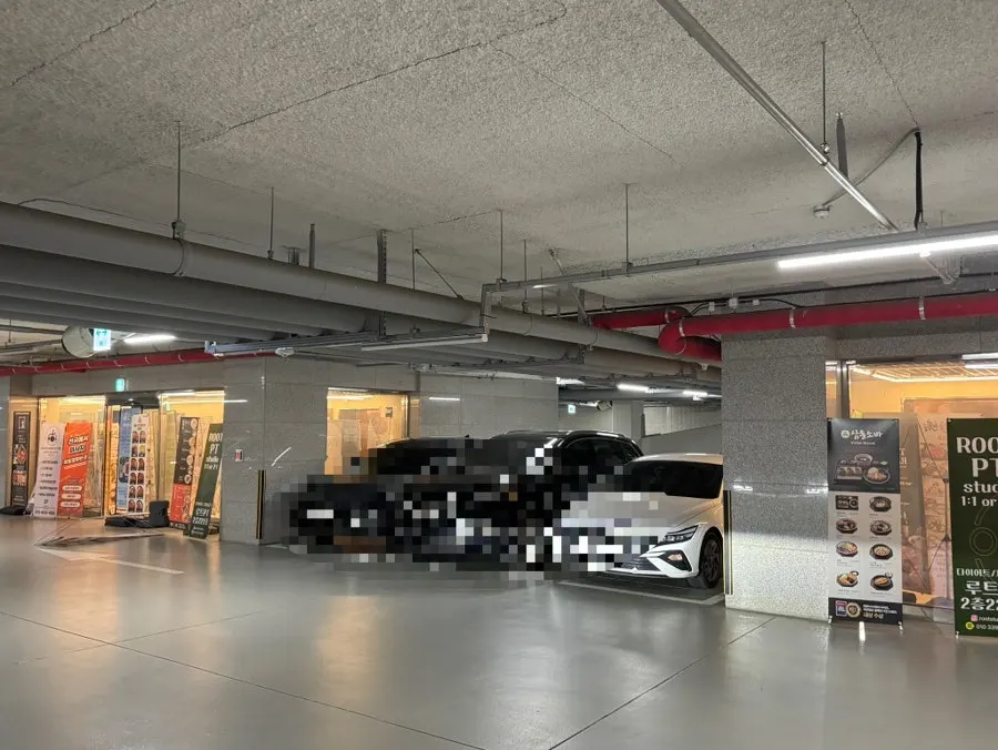Building housing Naengmyeon Gajun Dongtan Main Branch and its parking entrance