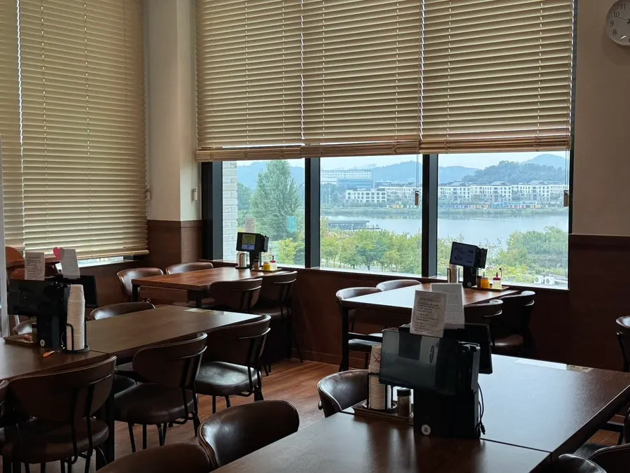 Interior of Naengmyeon Gajun Dongtan Main Branch
