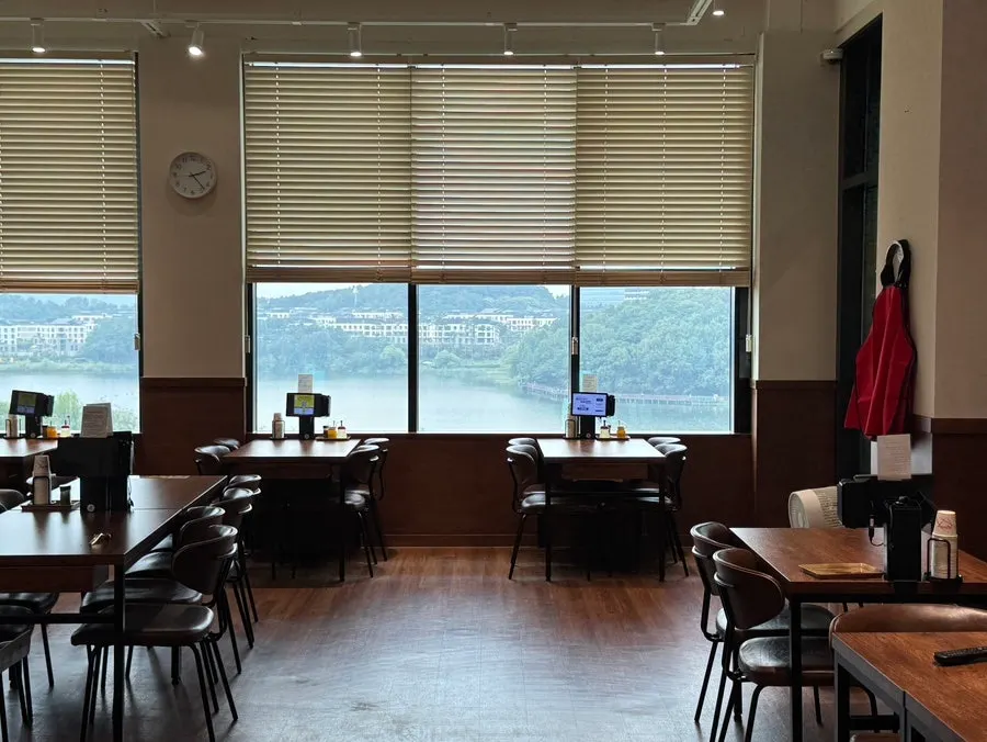 Window seats at Naengmyeon Gajun Dongtan Main Branch