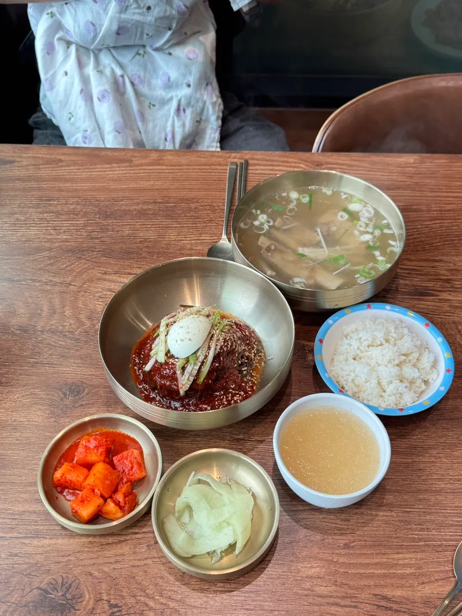 Table setting of the ordered naengmyeon and side dishes