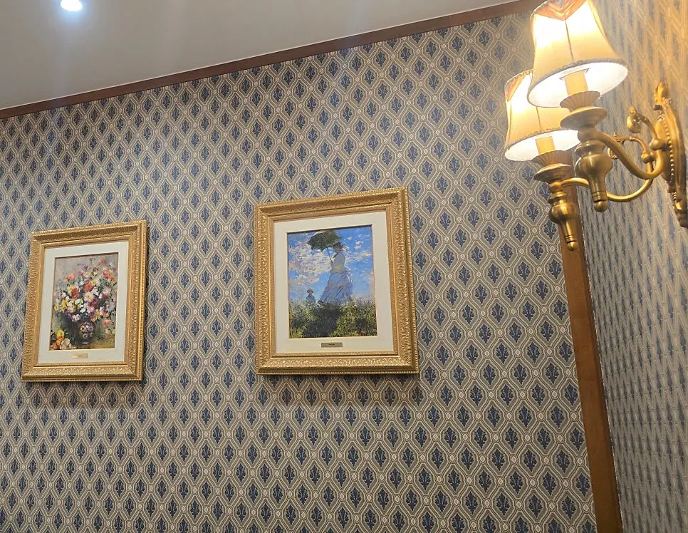 Overview of Naengsamok with chandeliers and wall lamps