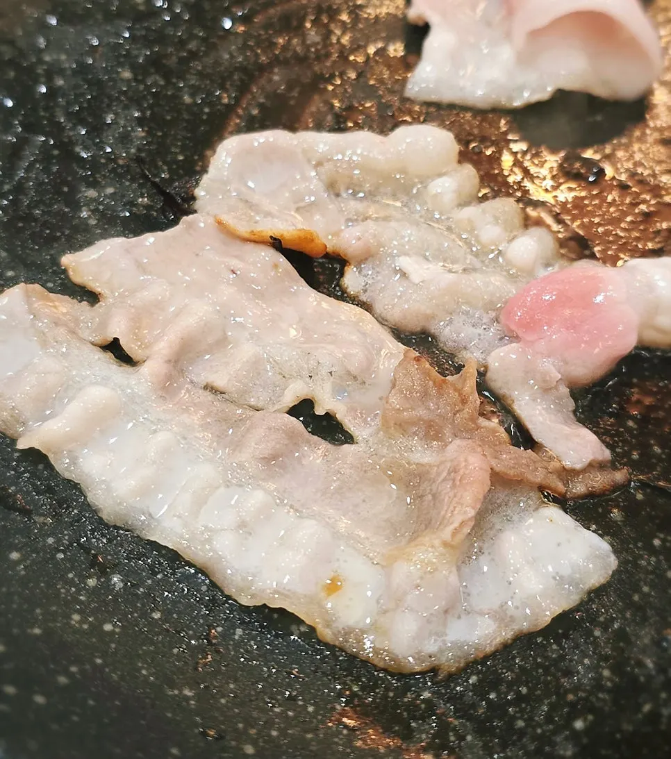 A plate of paper-thin daepae samgyeopsal