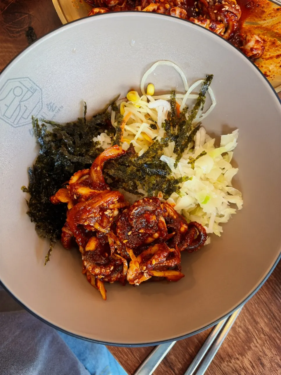 깊은 그릇에 비빈 쭈꾸미 비빔밥