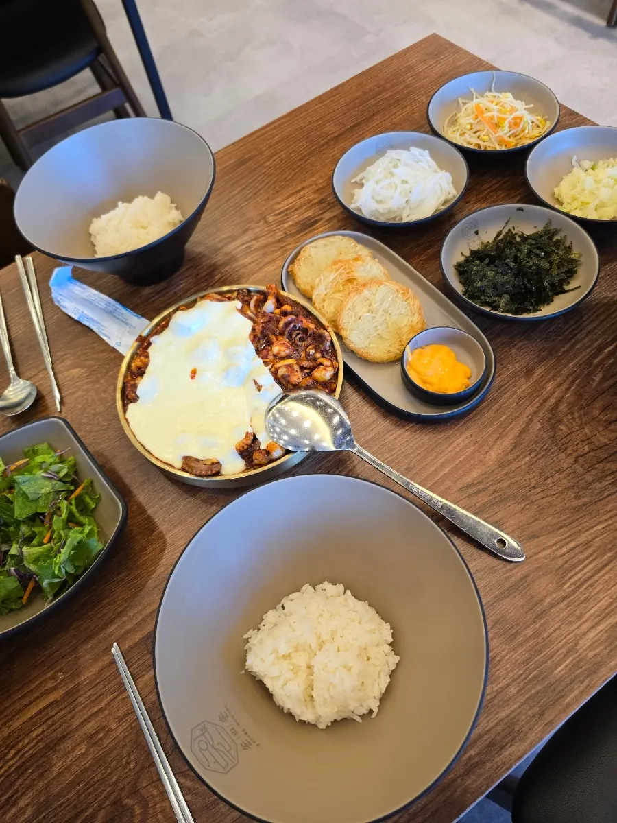 Self-serve bar for extra side dishes