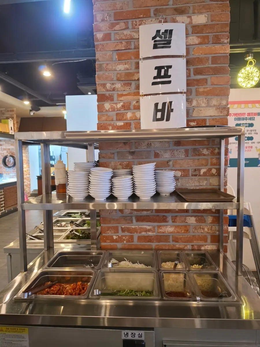 Self-bar with organic lettuce wraps