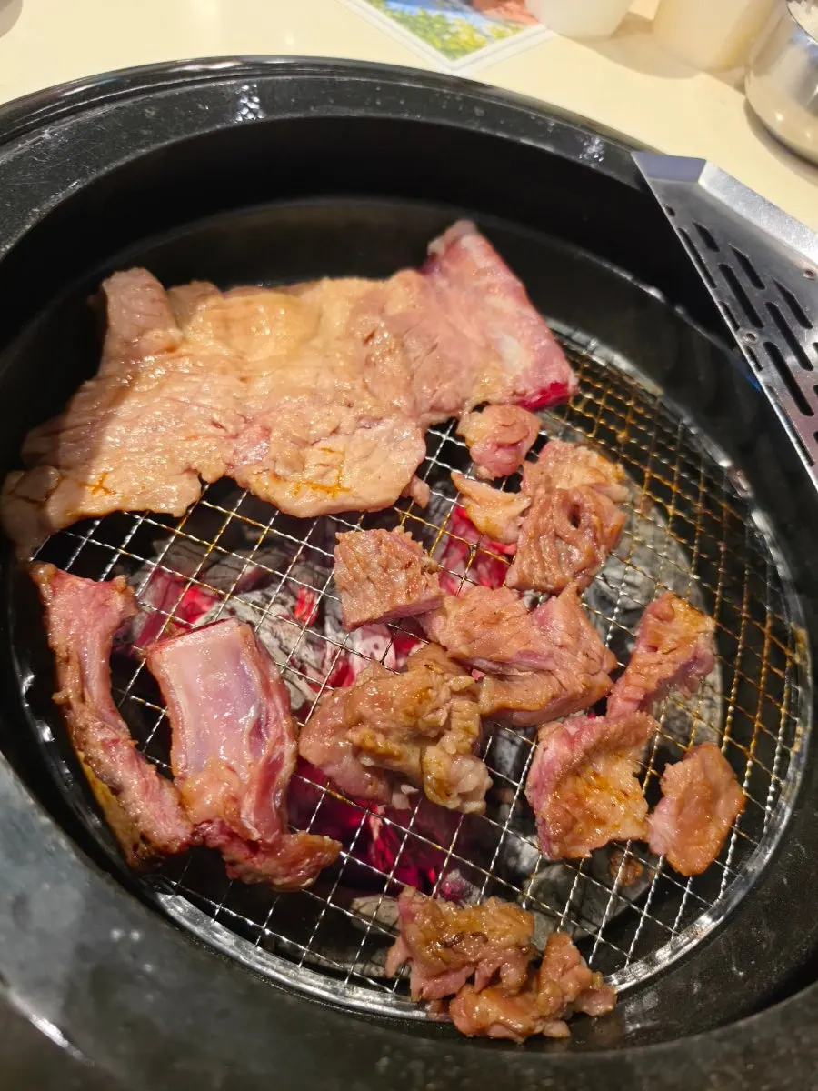 Lettuce wrap topped with rib meat and garlic