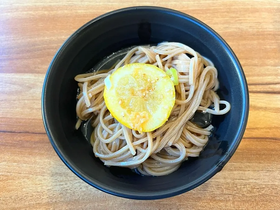 Buckwheat soba noodles topped with lemon slices