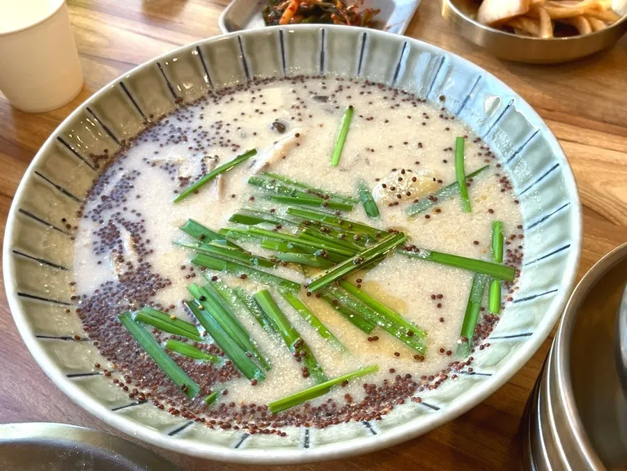 Sagol perilla-seed sujebi at Nagwon-ui Soba