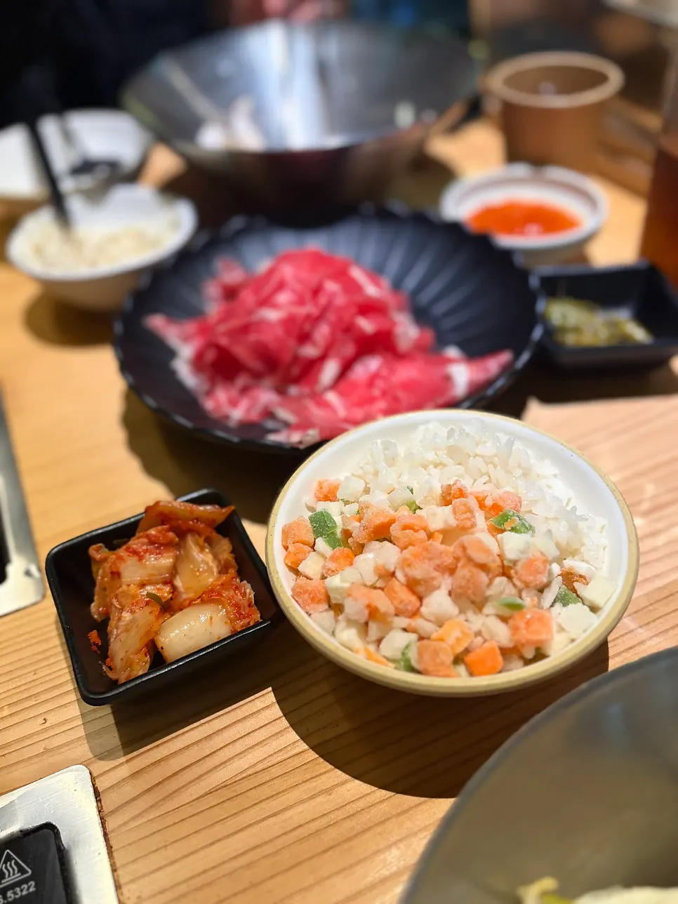 신선한 야채가 담긴 나혼샤 샤브샤브 채소 접시