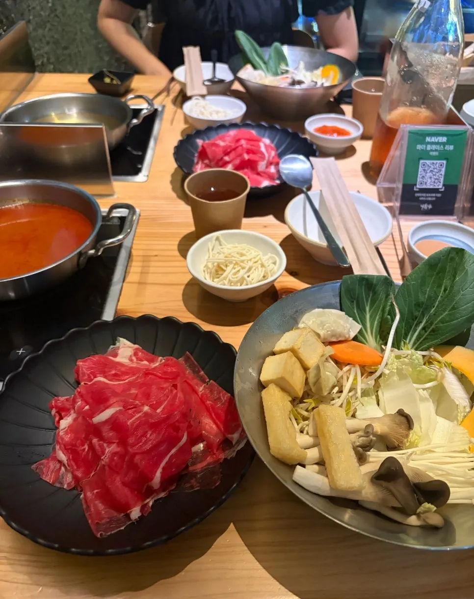 셀프죽과 김치까지 놓인 나혼샤 한 상