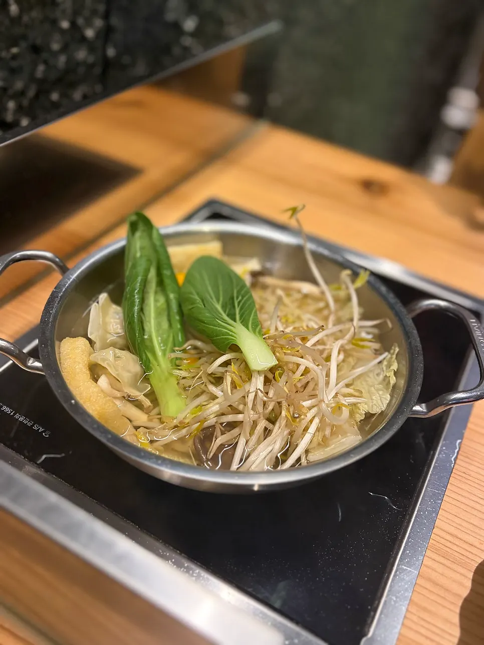야채를 먼저 넣은 토마토탕 샤브샤브
