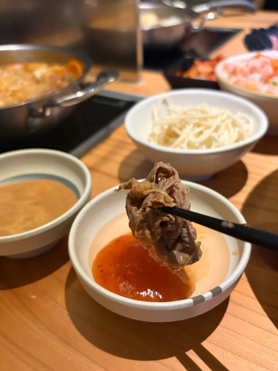 살짝 익힌 샤브샤브 고기 한 점