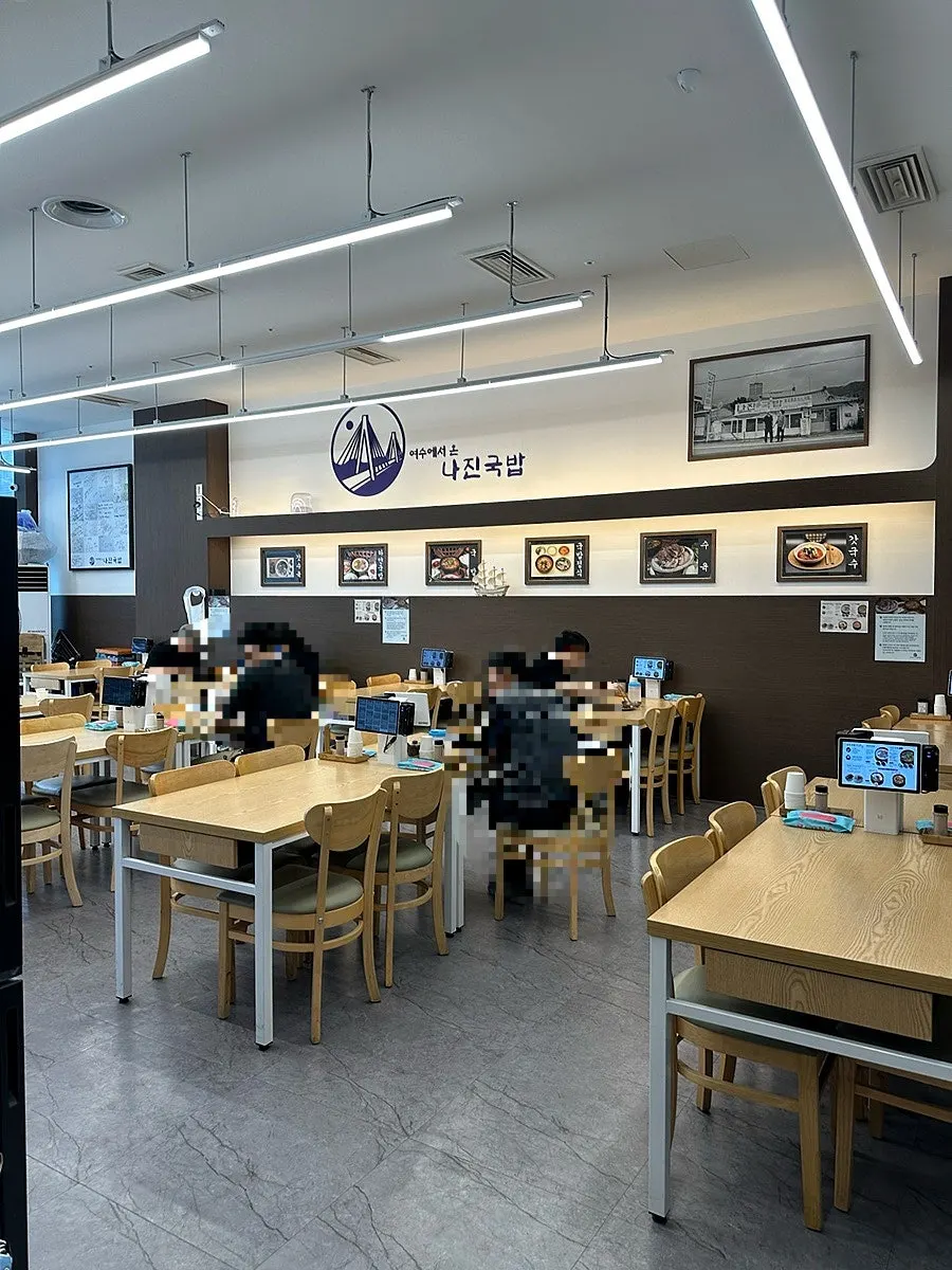 방송 소개 내용이 걸린 매장 입구
