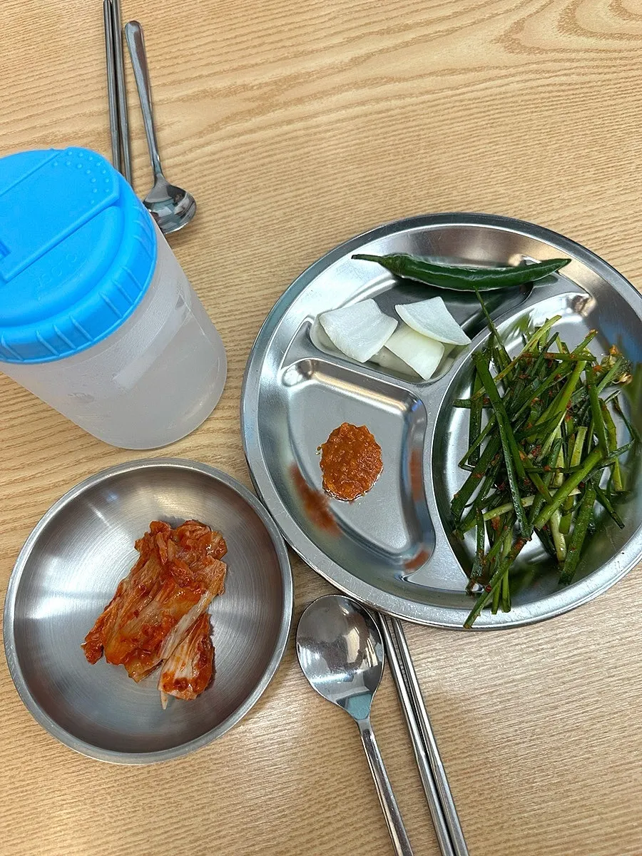 기본반찬과 물이 놓인 테이블