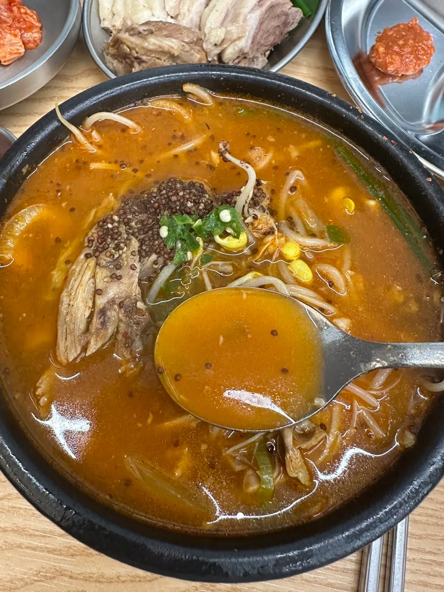 콩나물과 들깨가 올라간 빨간 국밥