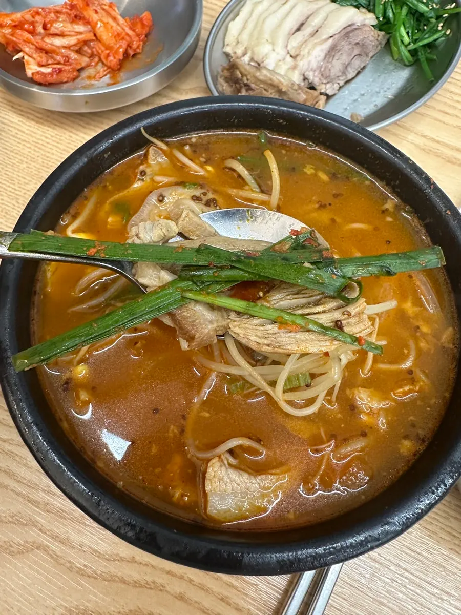 국밥 국물을 떠올린 숟가락