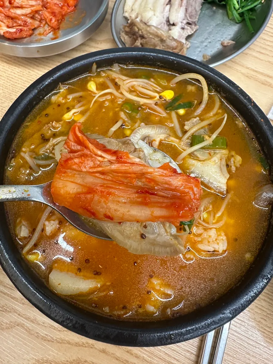 얼큰한 국밥 국물 클로즈업