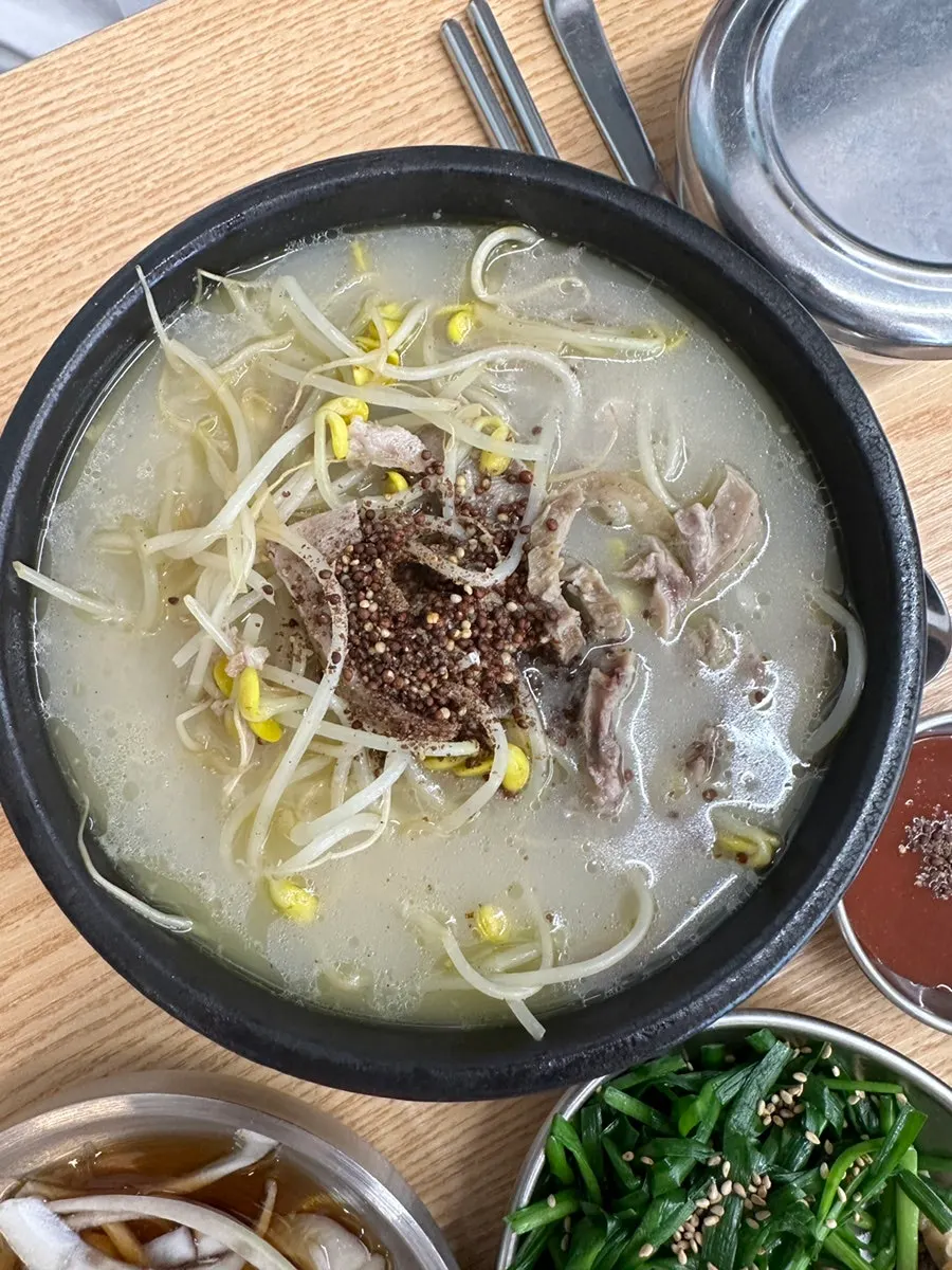 국밥 속 고기와 부추무침, 김치