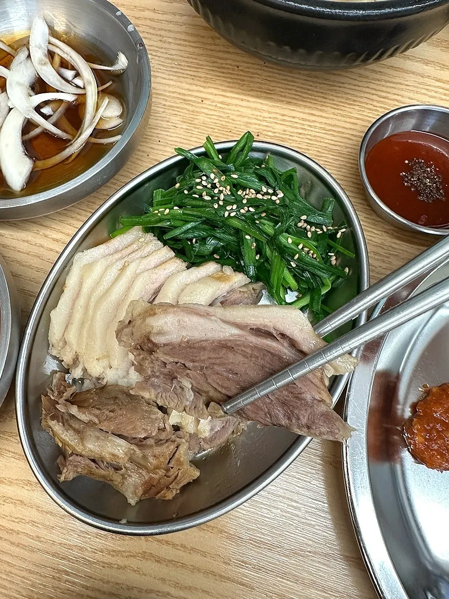 돼지 뽈살 맛보기 수육 한 접시