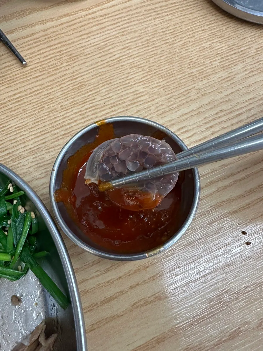 초장에 찍은 수육과 곁들이 반찬