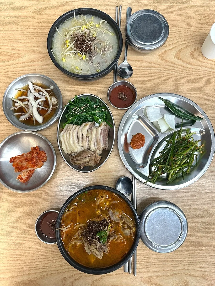 반찬과 앞접시를 가져올 수 있는 셀프바