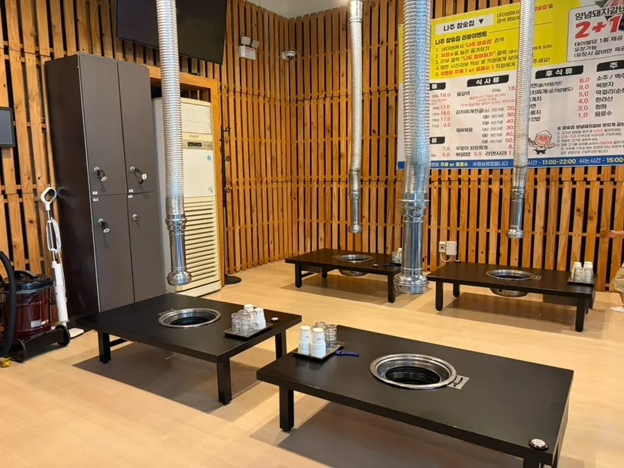 Spacious table seating at Chamsutjip