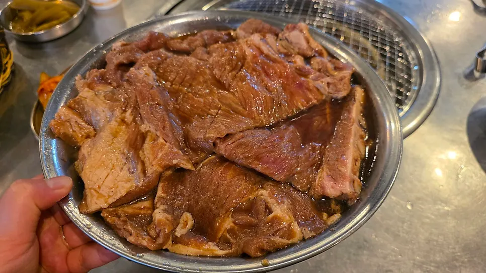 手作り味付け豚カルビ3人前の生肉皿