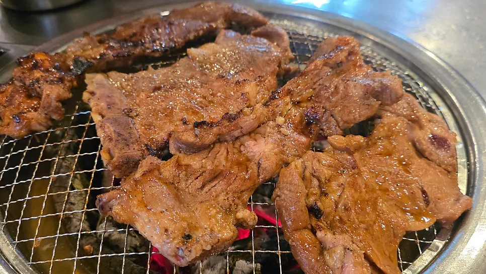 香ばしく焼けた骨付き豚カルビ