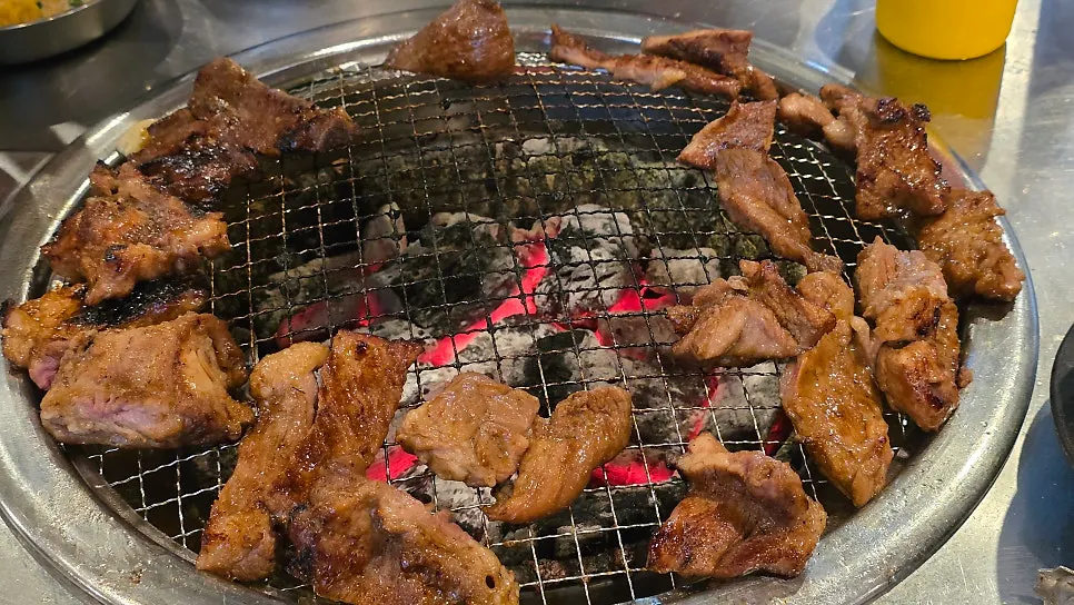 サービスで出てきたタニシ味噌チゲ