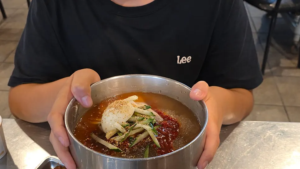 骨に付いた身まで食べる豚カルビの皿
