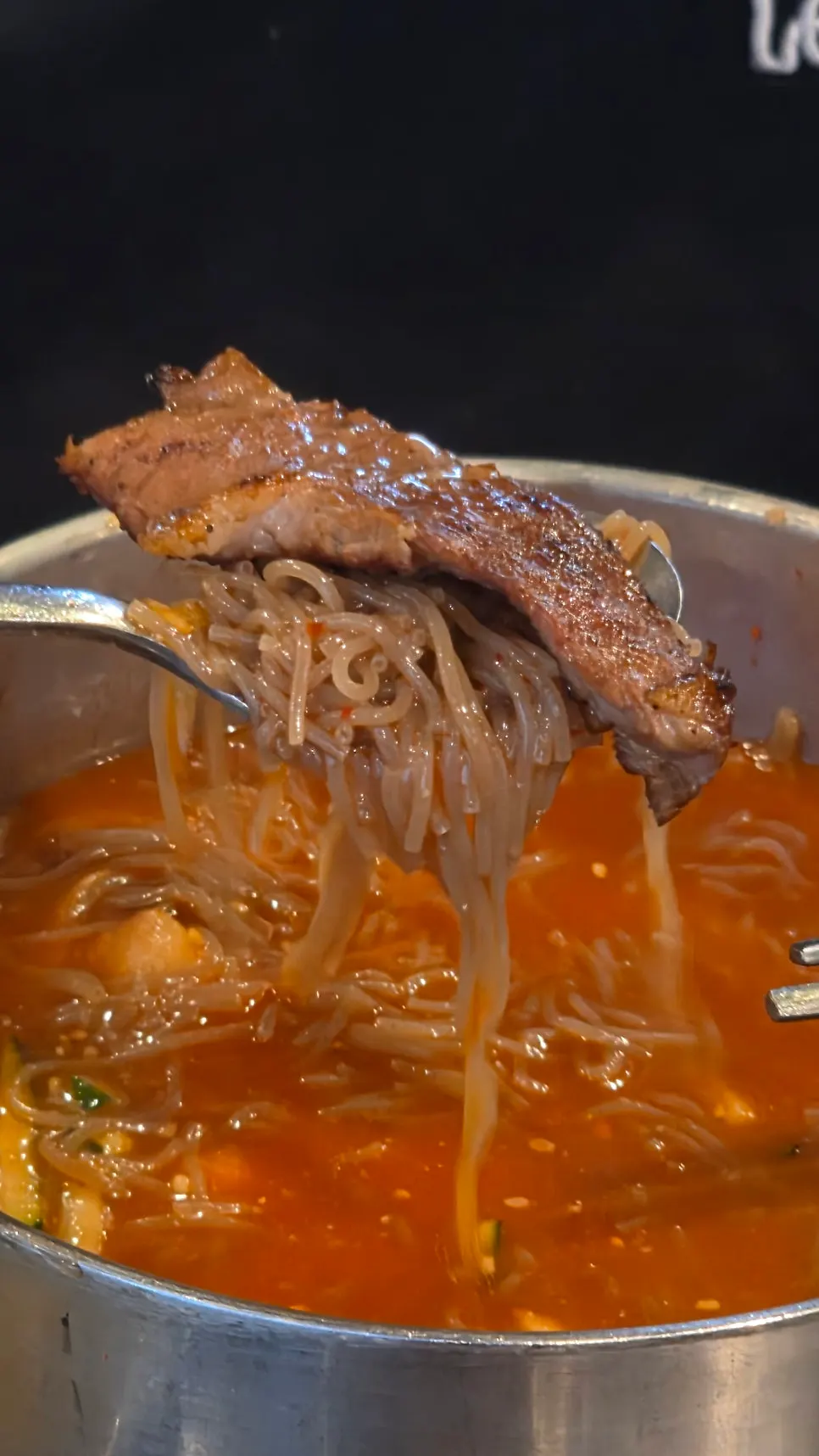 水冷麺とビビン冷麺が一緒に出てくる半々冷麺