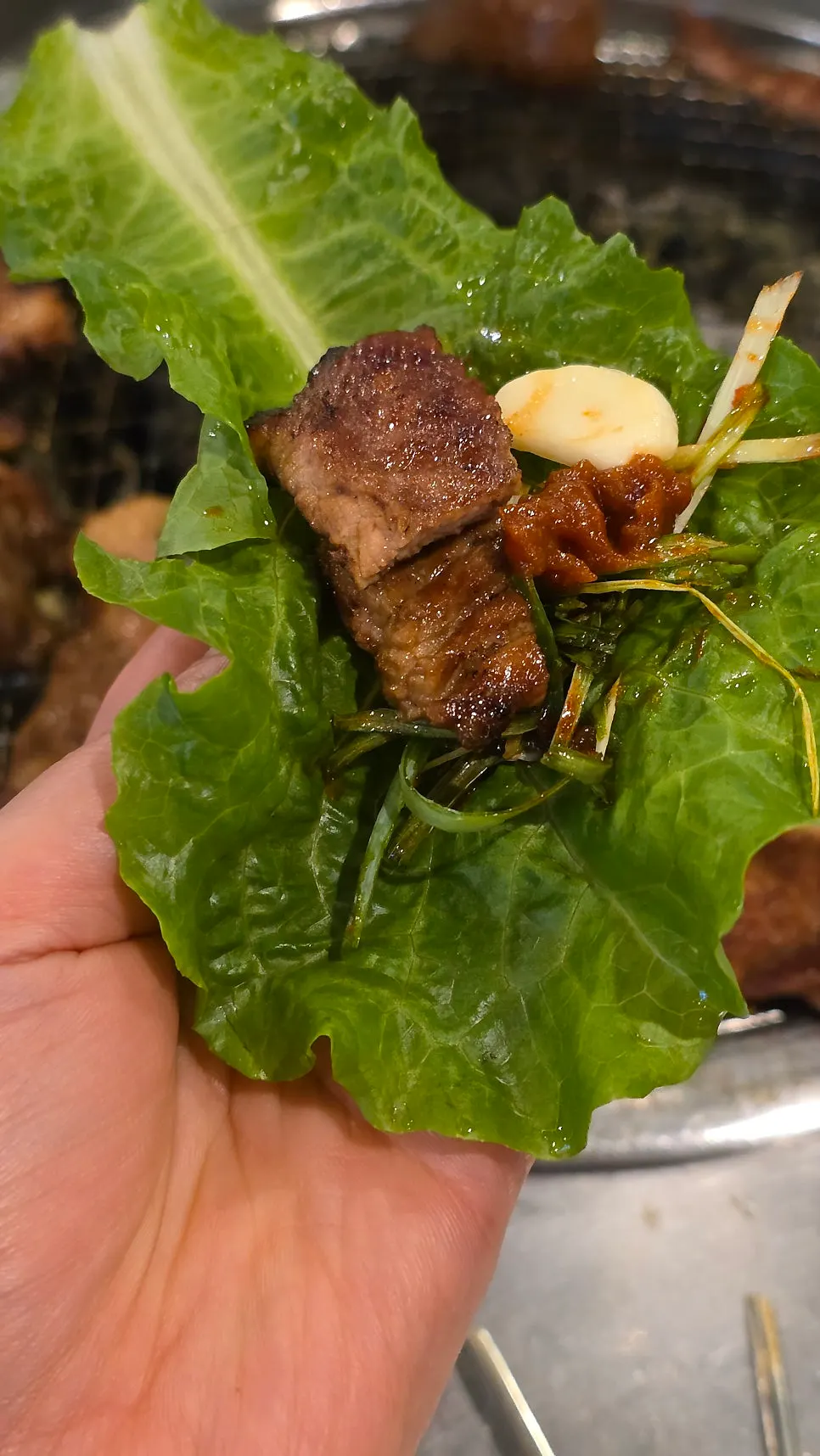 豚カルビと冷麺を一緒に食べる食卓