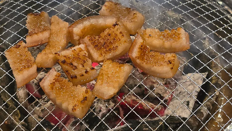 炭火でこんがり焼いた豚皮