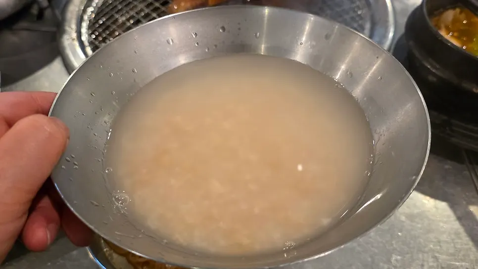 食事の締めに出てきたおこげ茶