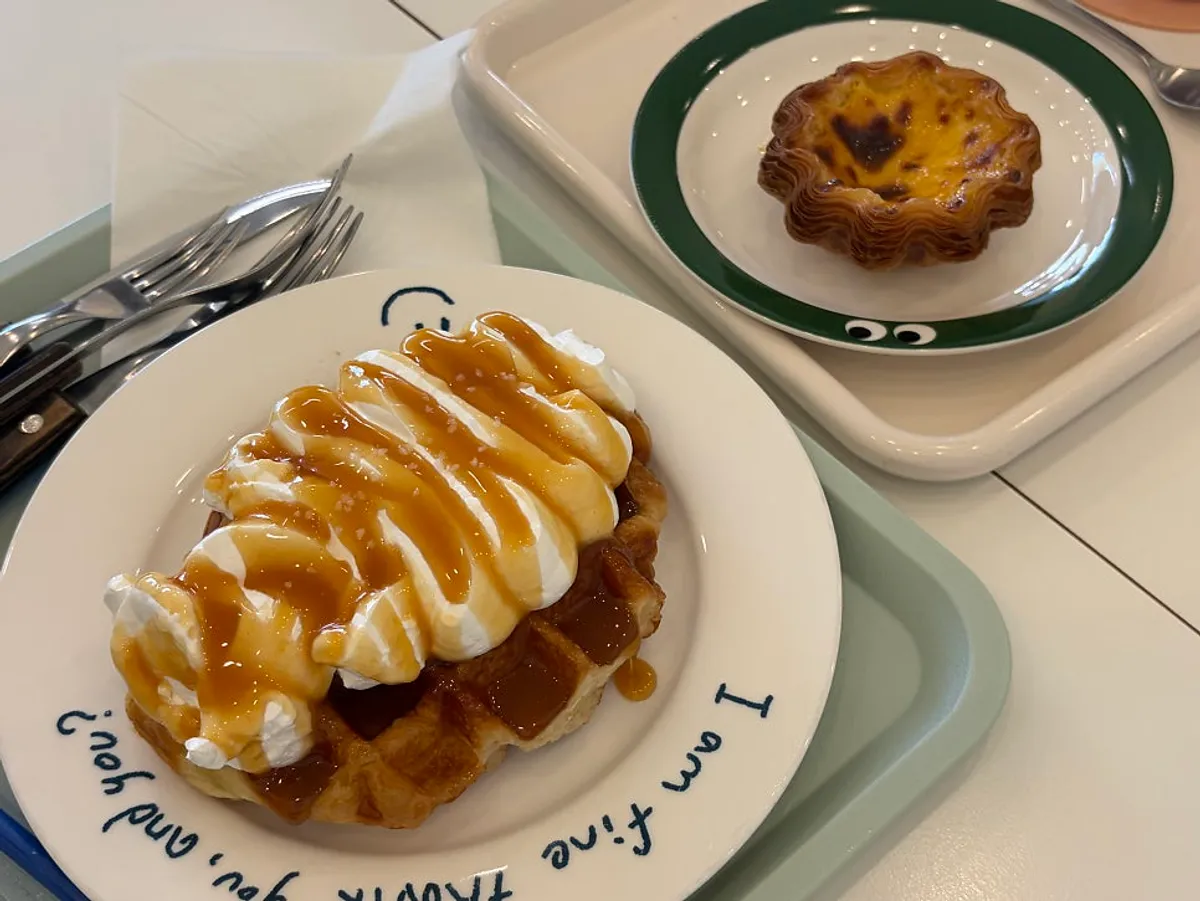 Table with three drinks, croffle, and egg tart