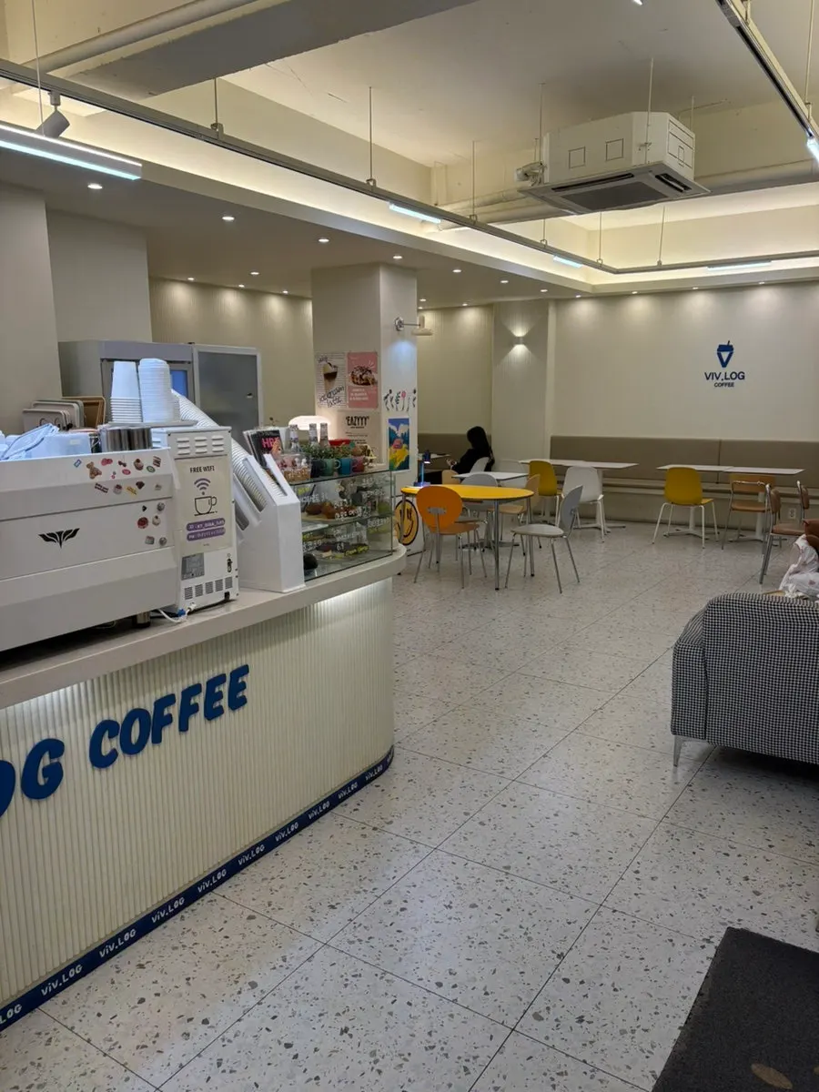 Café seating in a neat atmosphere