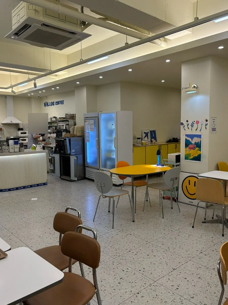 Café space suited to studying with a laptop